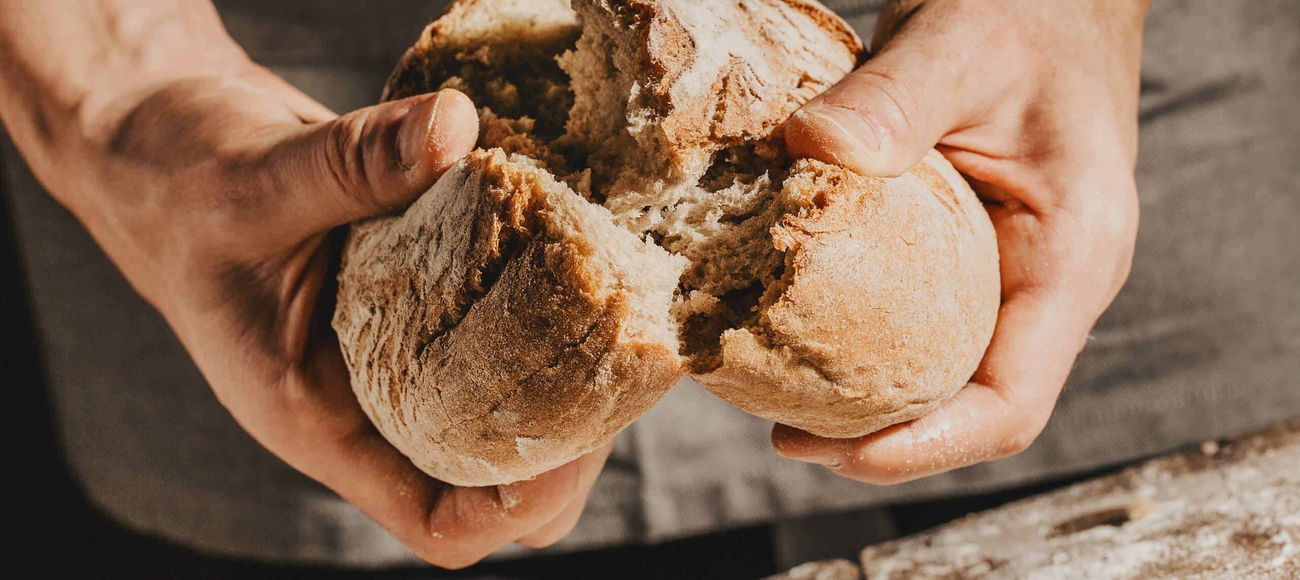 Abbildung Hände die Brot brechen