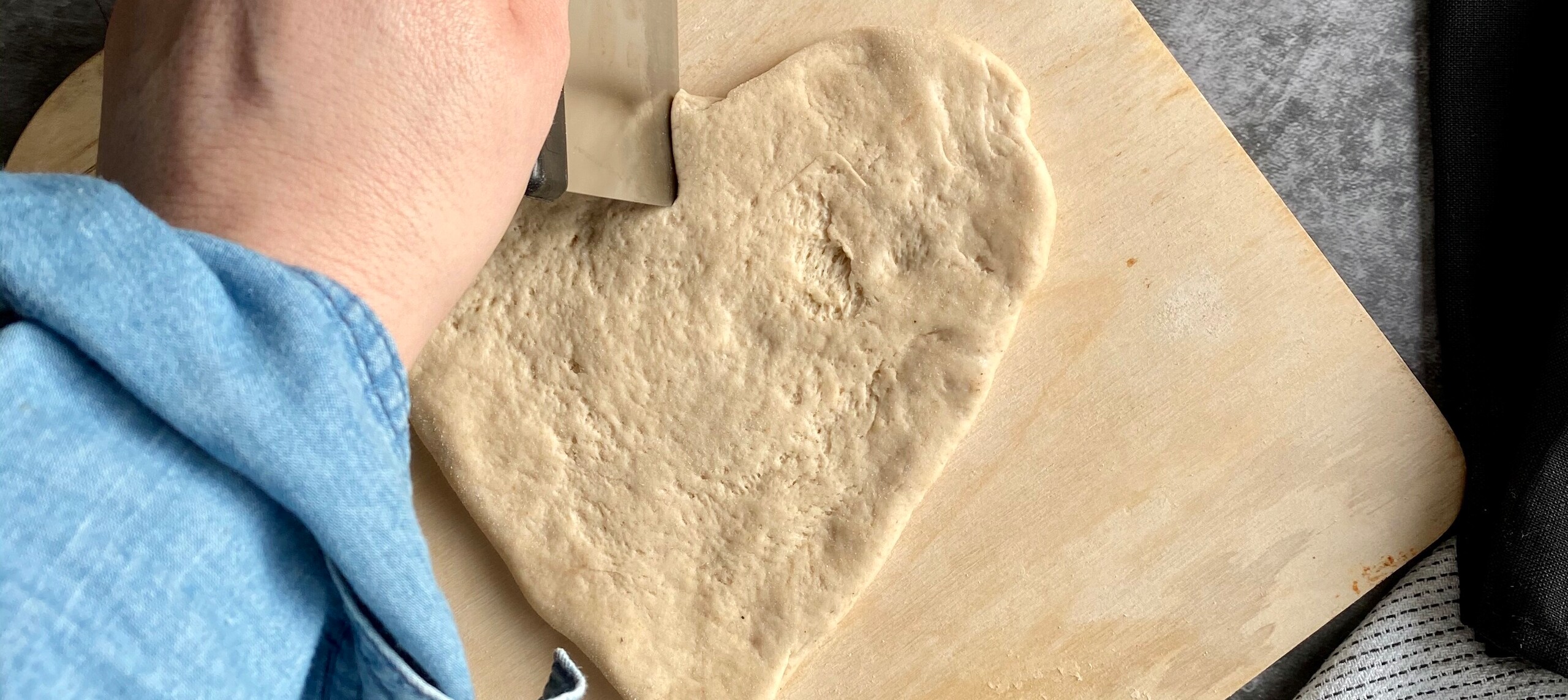Herzförmige Pizza mit Emmer Herzform