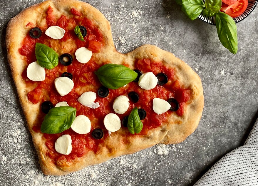 Abbildung Pizza in Herzform Tomaten