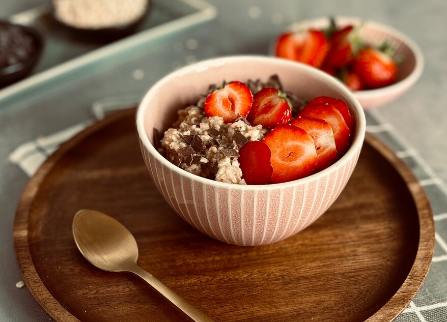 Hafer Dinkel Porridge mit Haferflocken Dinkelflocken Schokolade und Erdbeeren