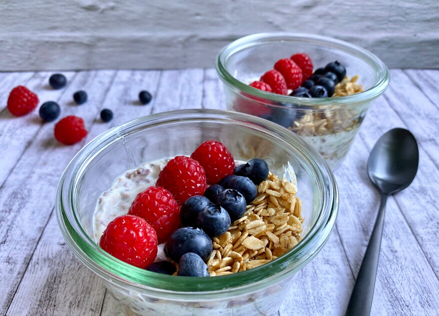 Picture Fruit quark dish with roasted oat flakes